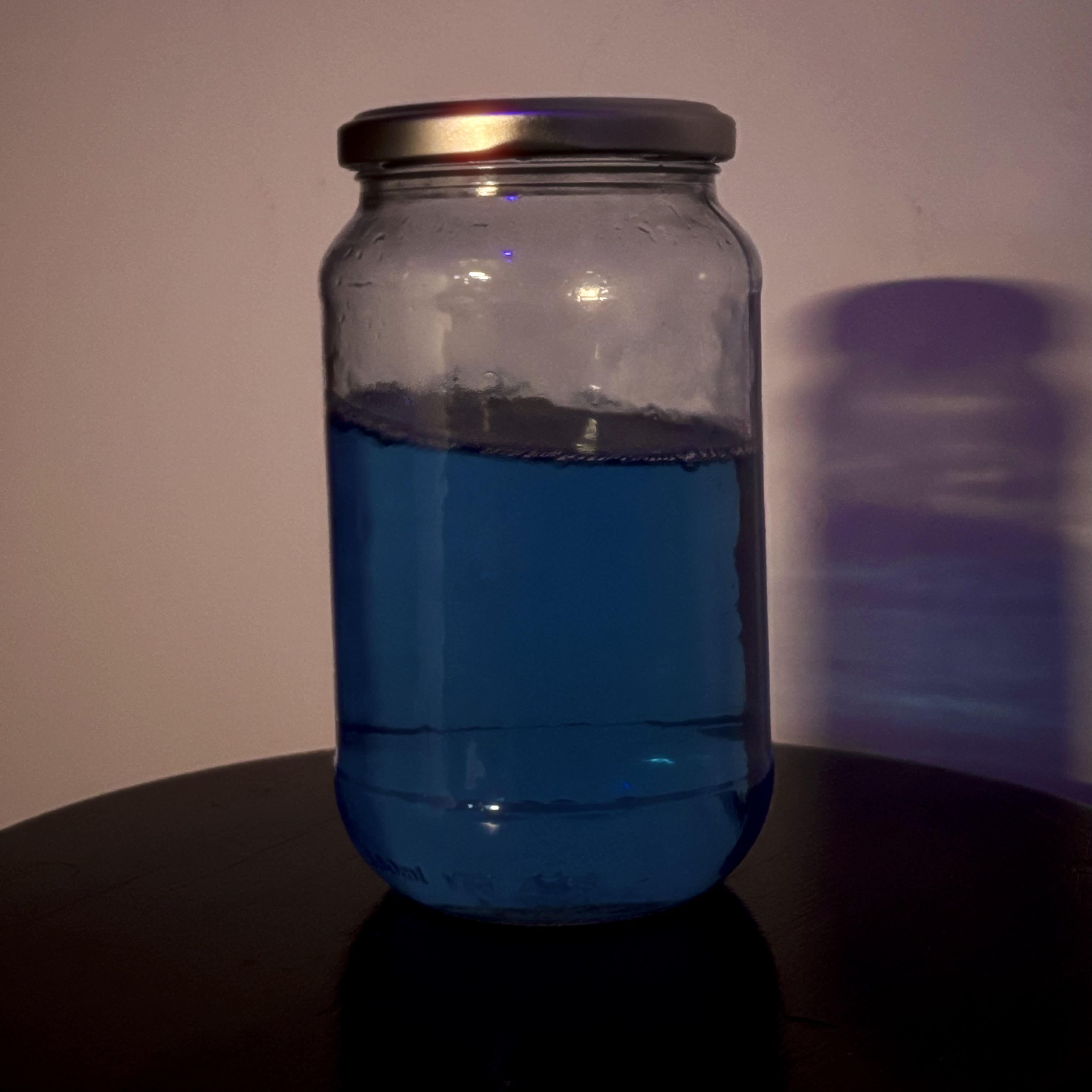 Exemplo de fluido real contido em um recipiente de vidro.